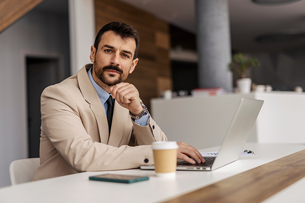 przedstawiciel firmy zapoznaje się z komunikatem od Energi na swoim laptopie