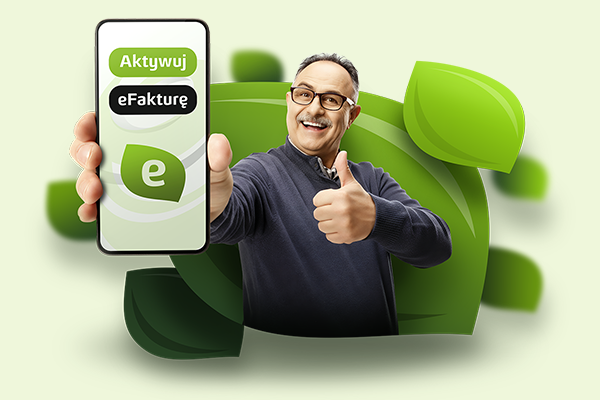 Duży smartfon, z którego wyłania się kobieta, ma widoczny zielono-biały interfejs na ekranie z tekstem:  Po prostu aktywuj eFakturę. Cała scena osadzona jest na prostym, jasnoszarym tle. Kilka zielonych liści jest rozrzuconych wokół kobiety i smartfona, dodając kompozycji nutę natury.