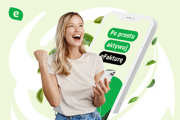 Duży smartfon, z którego wyłania się kobieta, ma widoczny zielono-biały interfejs na ekranie z tekstem:  Po prostu aktywuj eFakturę. Cała scena osadzona jest na prostym, jasnoszarym tle. Kilka zielonych liści jest rozrzuconych wokół kobiety i smartfona, dodając kompozycji nutę natury.