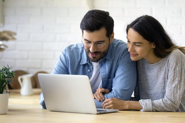 Para loguje się do ENERGA24, aby uzyskać informację na temnat swojej faktury i umowy.