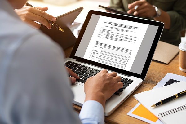 Laptop z otwartą „informacją o pomocy”