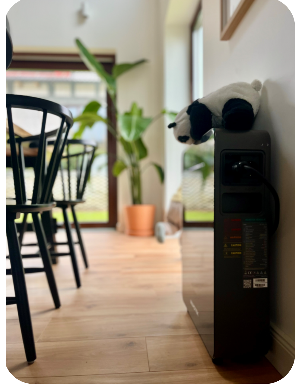 Ilustracja przedstawia dom z panelami fotowoltaicznymi na dachu obok prezentowany jest zestaw paneli z magazynem energii. W czerwonym dymku napis Magazyn energii z fotowoltaiką