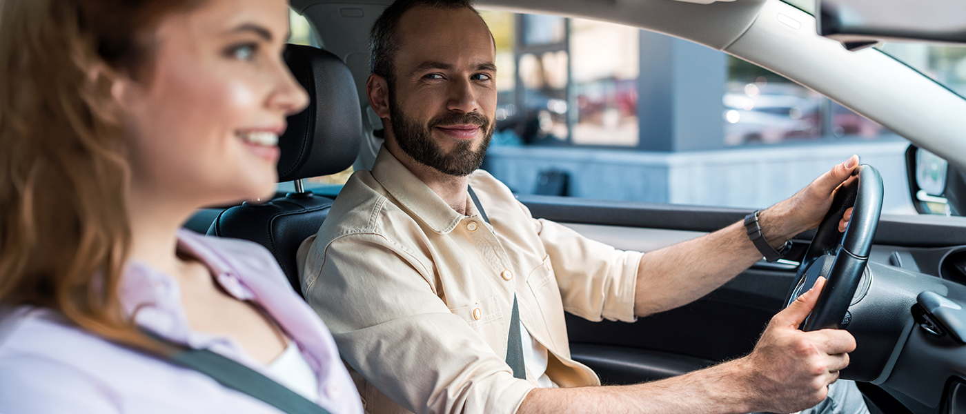 Mężczyzna i kobieta jadą samochodem