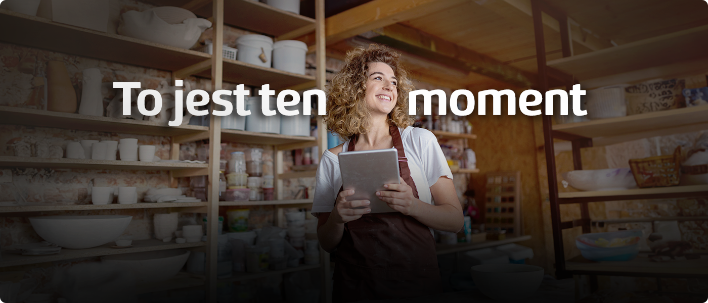 Uśmiechnięta właścicielka małej firmy zamawia ofertę dynamiczną na tablecie