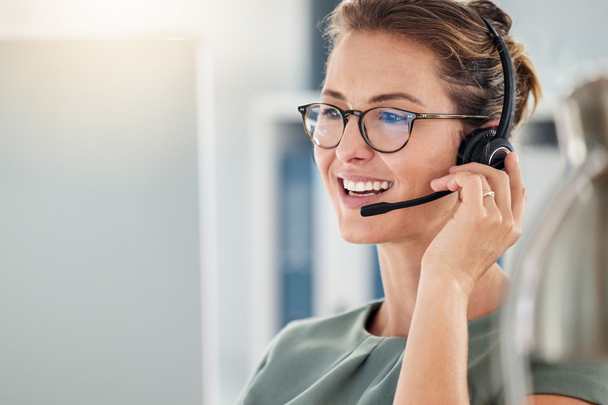 Konsultantka telefoniczna PZU przyjmuje zgłoszenie