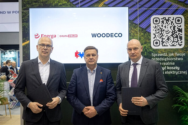 1.	Uroczyste podpisanie umowy o współpracy podczas konferencji PowerConnect 2026 w Gdańsku. Od lewej Grzegorz Frank, dyrektor ds. zakupów oraz członek zarządu Woodeco, Leszek Mrazek – prezes zarządu Energi Obrotu oraz Paweł Nowak – wiceprezes zarządu Energi Obrotu.
