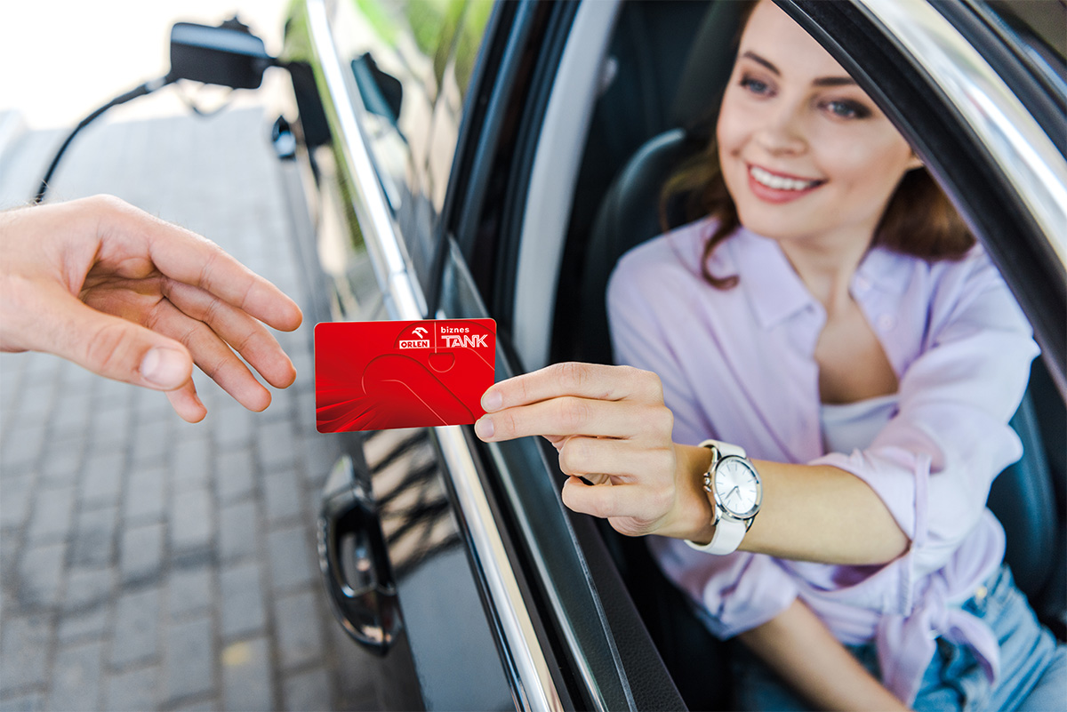 Uśmiechnięty stolarz w swoim zakładzie stolarskim