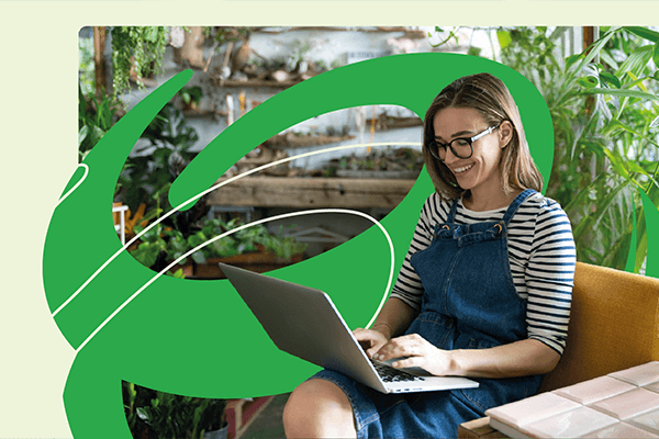 Uśmiechnięty stolarz w swoim zakładzie stolarskim