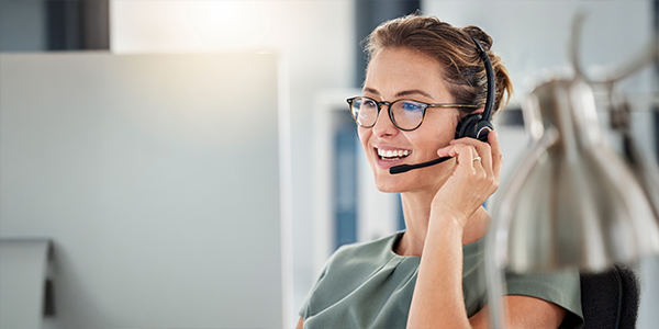 pracownik infolinii pomaga aktywować eFakturę telefonicznie