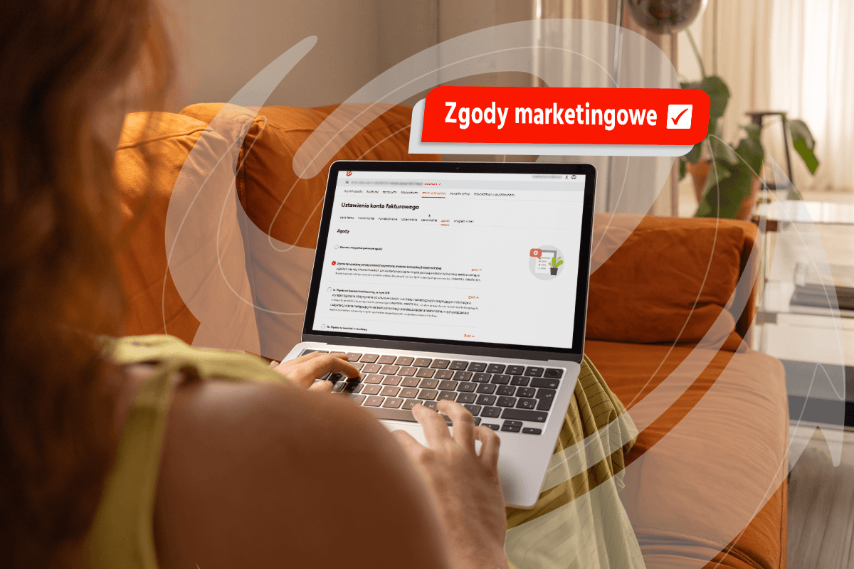 Osoba siedząca na kanapie korzysta z laptopa, na ekranie widoczna sekcja zarządzania zgodami marketingowymi.