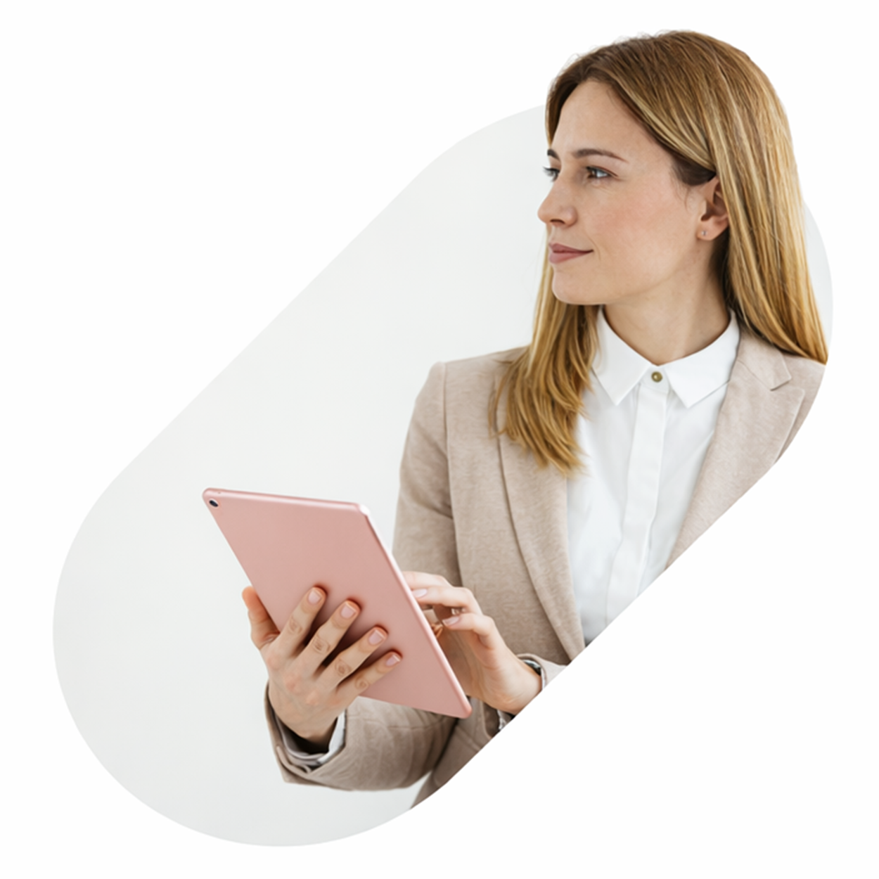 Kobieta elegancko ubrana trzyma tablet w ręce.