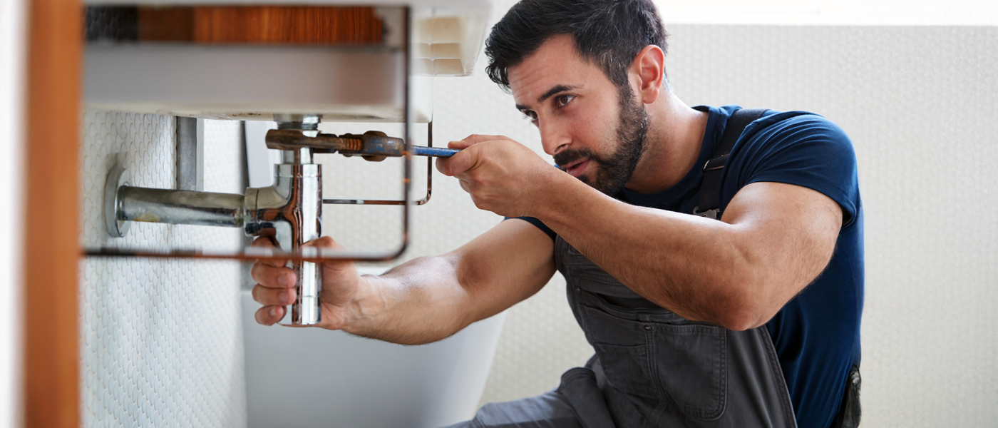 Fachowiec rozpoczyna naprawę zgłoszonej domowej awarii