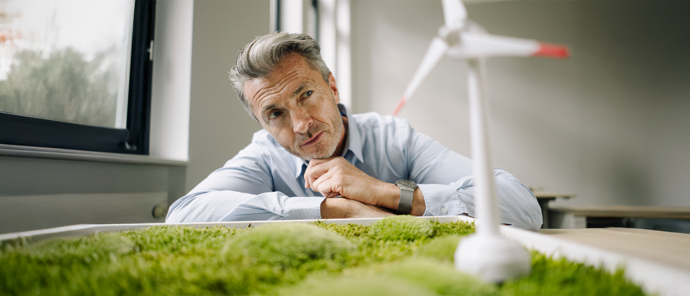 Uśmiechnięta kobieta pełna energii bawi się z psem na kanapie