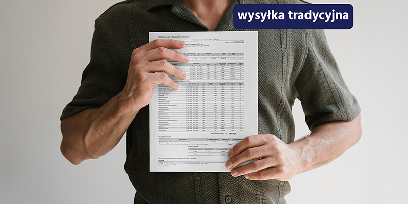 pracownik firmy trzymający w dłoniach papierowe szczegółowe rozliczenie do faktury wysyłane tradycyjnie pocztą