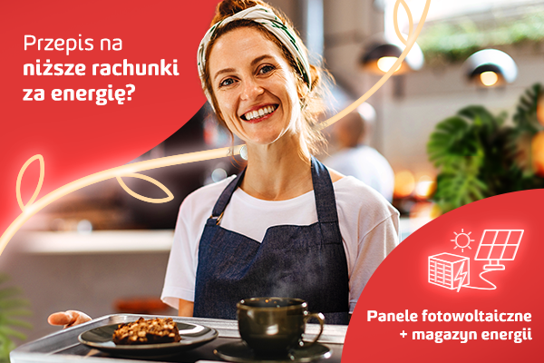 Osoba w fartuchu kuchennym stojąca w kuchni i trzymająca na tacy filiżankę kawy oraz kawałek ciasta. W tle widoczne są rośliny i elementy wyposażenia wnętrza. Po lewej stronie czerwony panel z napisem: „Przepis na niższe rachunki za energię?”. Po prawej stronie, również na czerwonym tle, znajduje się napis: „Panele fotowoltaiczne + magazyn energii” oraz proste piktogramy symbolizujące słońce, panele słoneczne i magazyn energii.