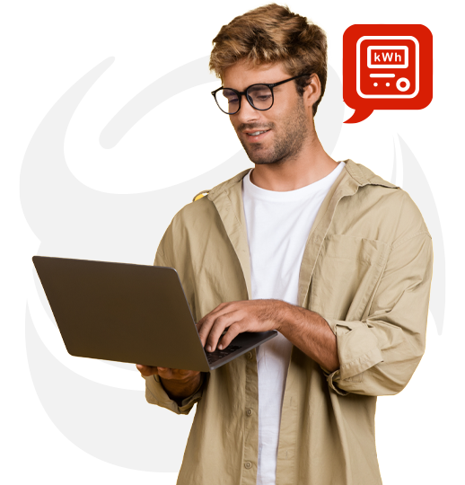 Uśmiechnięta kobieta siedzi wygodnie na kanapie z laptopem na kolanach i wypełnia wniosek o umowę