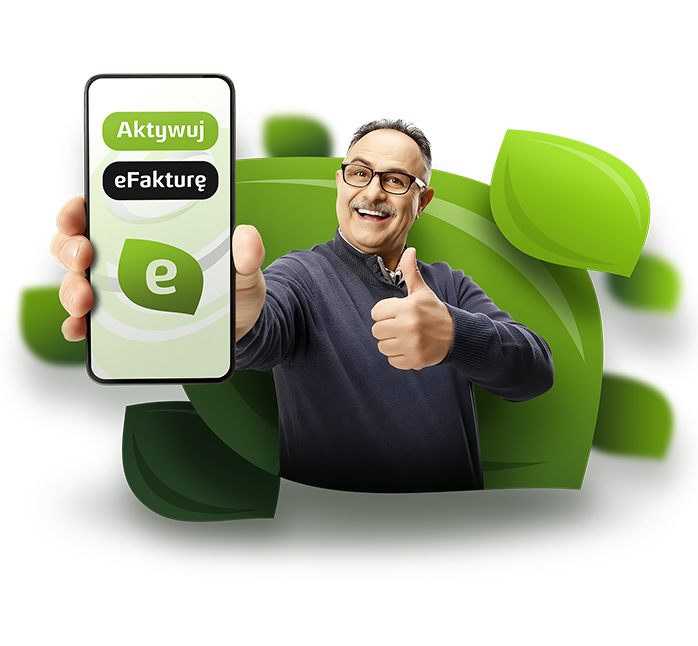 Ilustracja przedstawia drewniany dom z ogrodem, panelami fotowoltaicznymi na dachu i dużym drzewem za nim. Przed domem stroi czerwone auto.