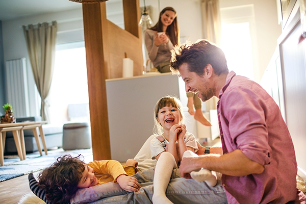 Rodzina w parku puszcza latawce