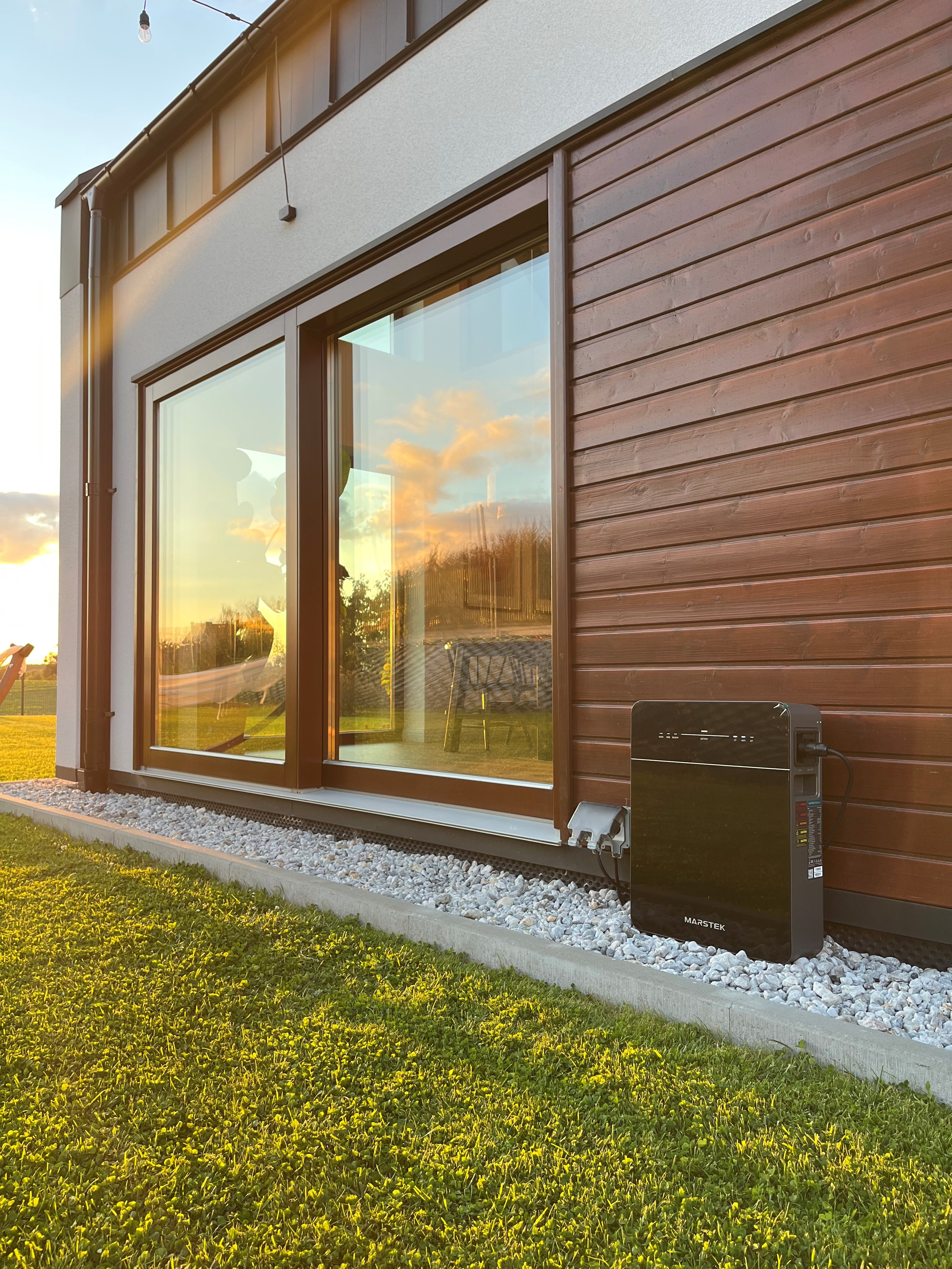 Magazyn energii Marstek Venus podłączony na zewnątrz budynku, stroi przy ścianie domu