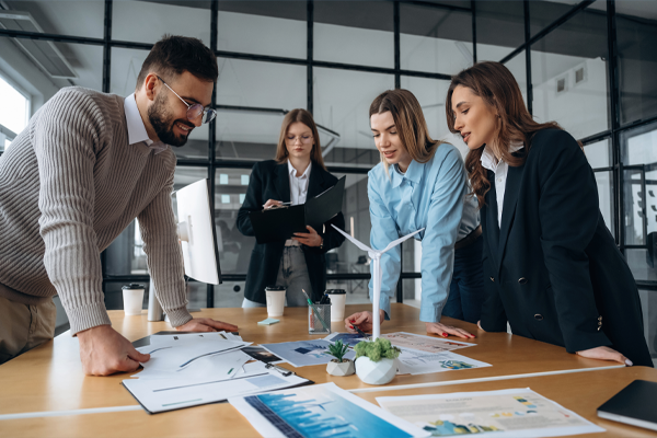Uśmiechnięty stolarz w swoim zakładzie stolarskim