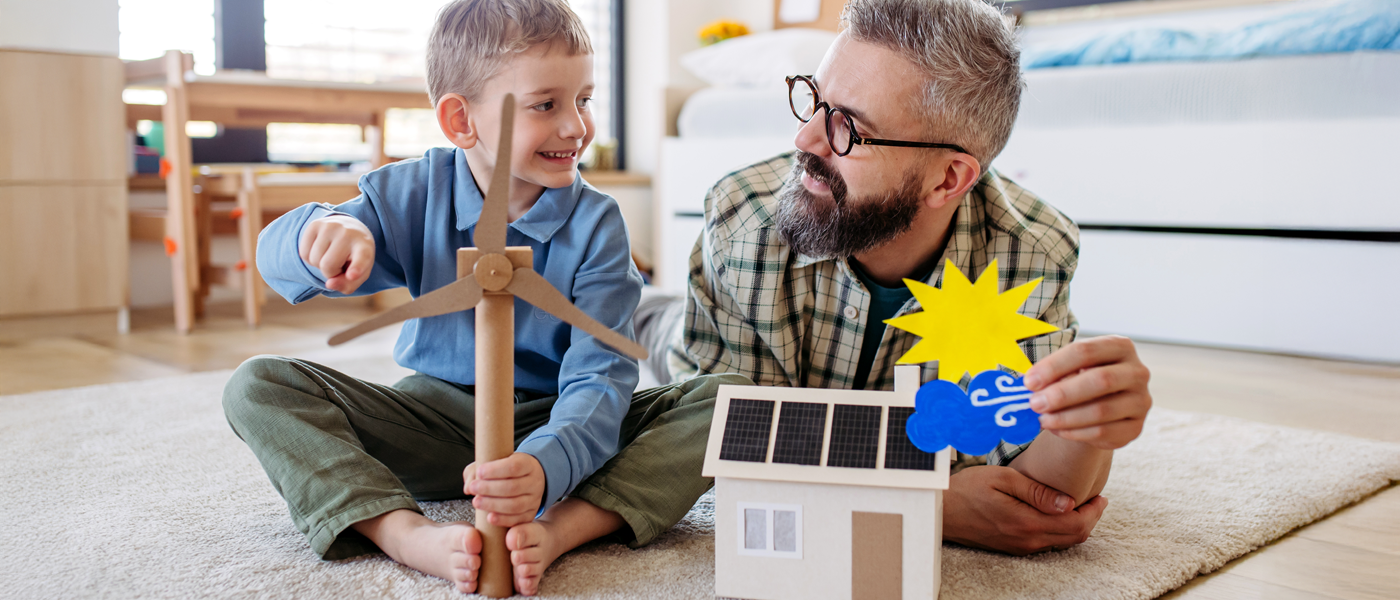 Uśmiechnięta kobieta pełna energii bawi się z psem na kanapie