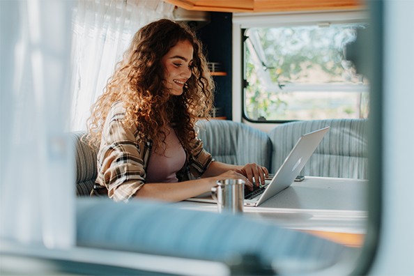 Ilustracja przedstawia kobietę z laptopem, która aktywuje eFakturę w serwisie ENERGA24