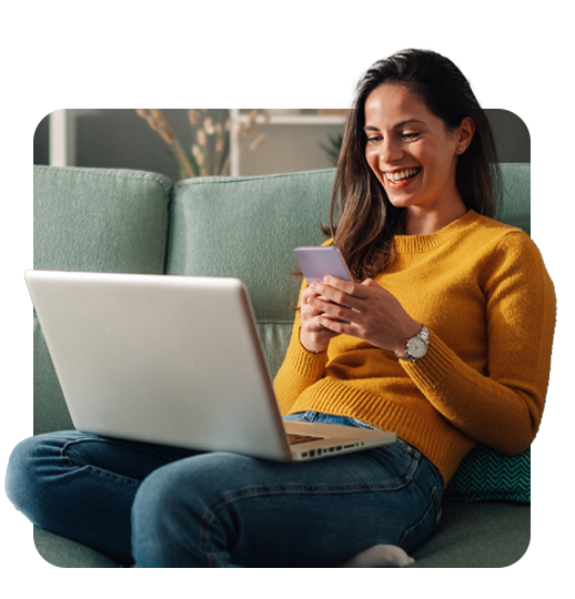 Kobieta w domu, wygodnie na kanapie korzysta z serwisu ENERGA24