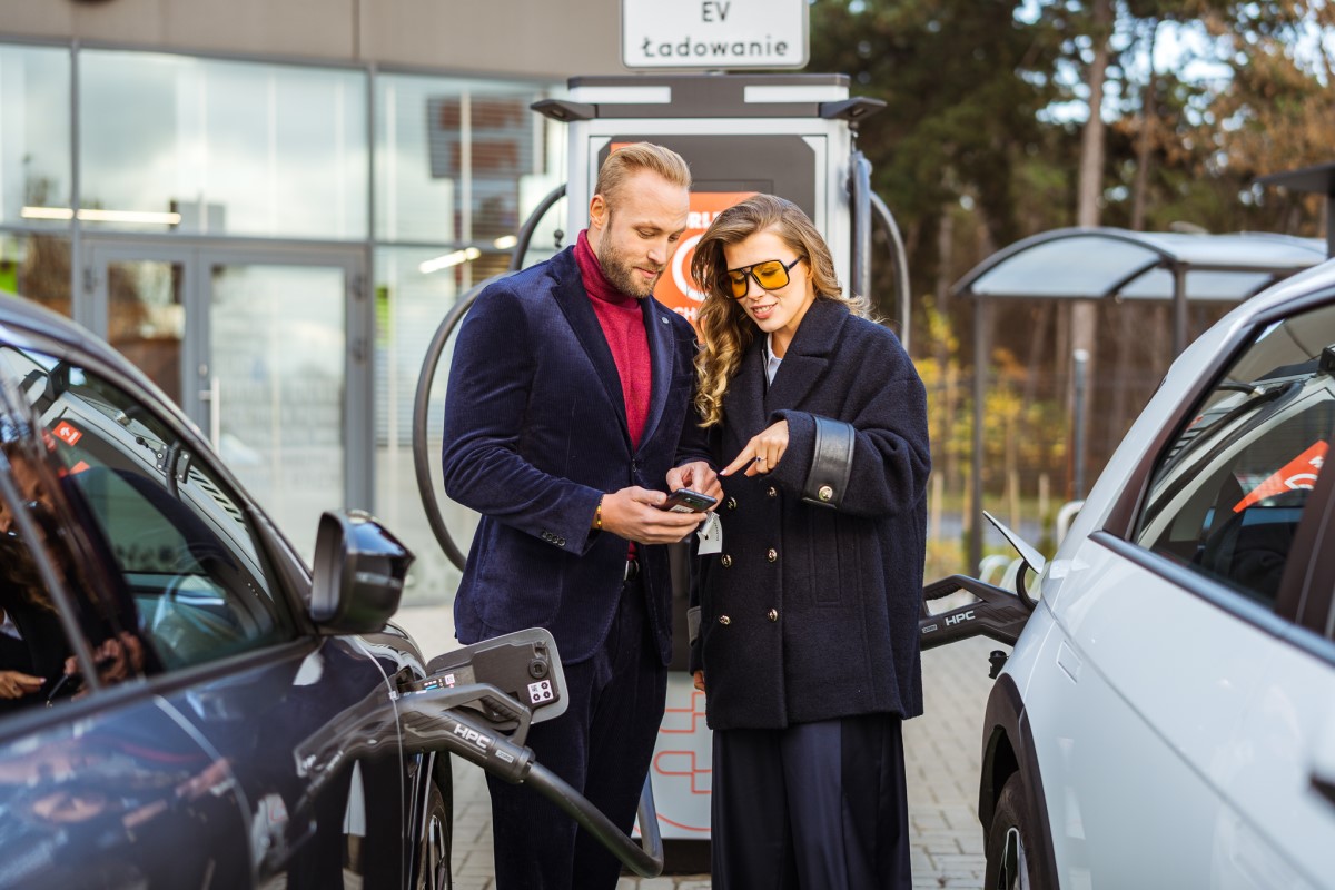 Para ładuje samochód elektryczny z wykorzystaniem aplikacji mobilnej