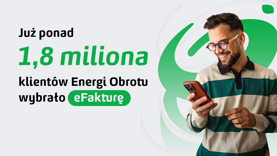 Mężczyzna odbiera na telefonie eFakurę