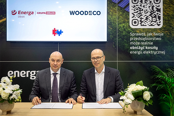 2.	Uroczyste podpisanie umowy o współpracy podczas konferencji PowerConnect 2026 w Gdańsku. Od lewej Paweł Nowak – wiceprezes zarządu Energi Obrotu oraz Grzegorz Frank, dyrektor ds. zakupów oraz członek zarządu Woodeco.