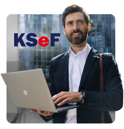 pracownik firmy z laptopem w dłoniach zapoznaje się z informacjami o zmianach wynikających z wejścia KSeF