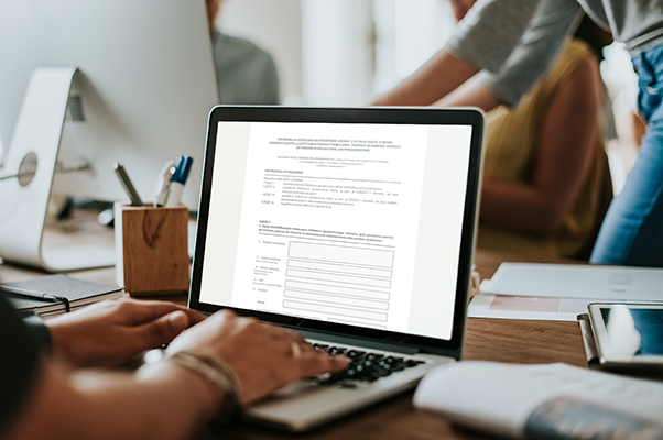 Pracownik przedsięborstwa zapoznaje się z wioskiem informacji o pomocy