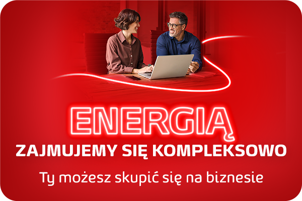 Inżynier przegląda dane na tablecie na farmie wiatrowej